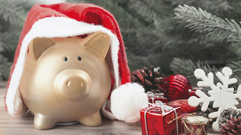 Na vánočních dárcích bude kvůli inflaci šetřit 6 z 10 Čechů, na zimní dovolené dokonce přes 83 %